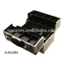 boîte à outils en aluminium solide noir avec 4 plateaux en plastique et des compartiments réglables sur le fond de boîtier